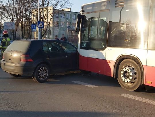 Zderzenie autobusu MPK z samochodem osobowym w Nowym Sączu