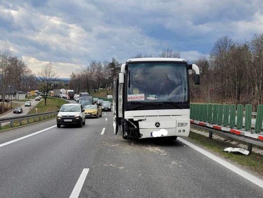 Na zdjęciu rozbity przód autobusu po wypadku na Zakopiance w Mogilanach