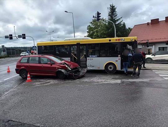 Zderzenie autobusu z osobówką na skrzyżowaniu w Olkuszu [ZDJĘCIA]
