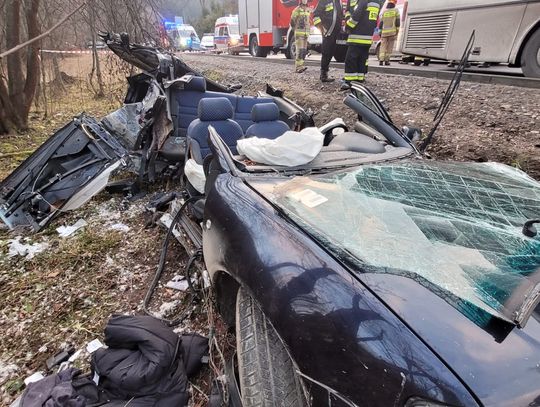 Zderzenie autokaru z samochodem osobowym na Sądecczyźnie (ZDJĘCIA)