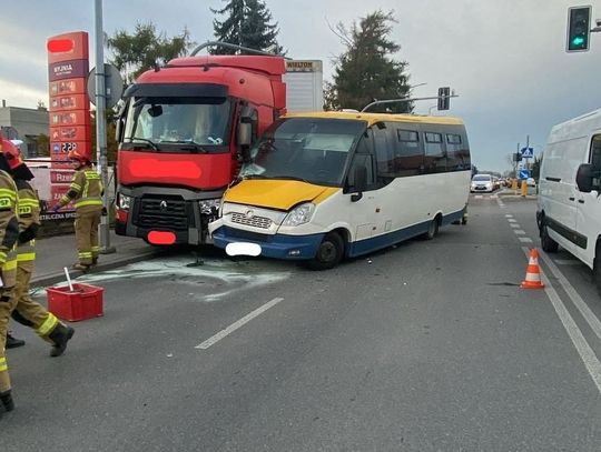 Tarnów, bus osobowy, na sygnale, samochód ciężarowy, ciężarówka, akcja ratunkowa, akcja ratownicza, powiat tarnowski