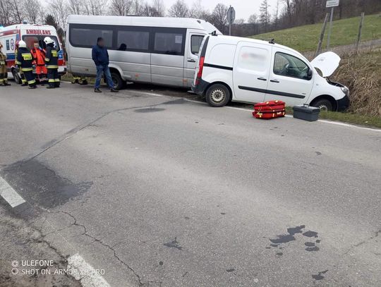 Zderzenie busa rejsowego z samochodem dostawczym w Sieprawiu