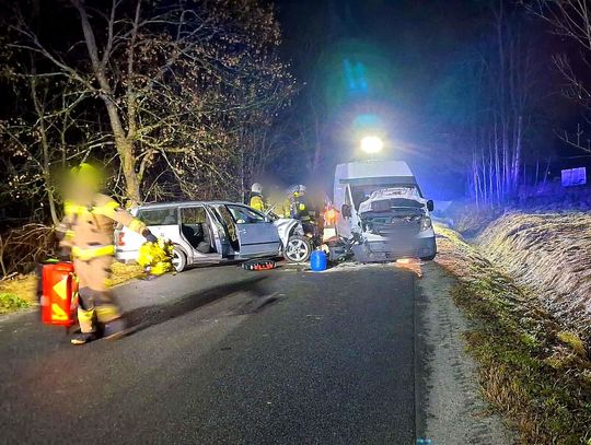 Łętownia, naprawa, wypadek samochodowy, zderzenie samochodu osobowego z dostawczym, powiat suski, straż pożarna, na sygnale