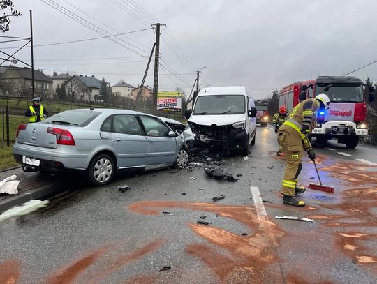 Zderzenie busa z samochodem osobowym w Łapczycy. DK94 zablokowana [FOTO]