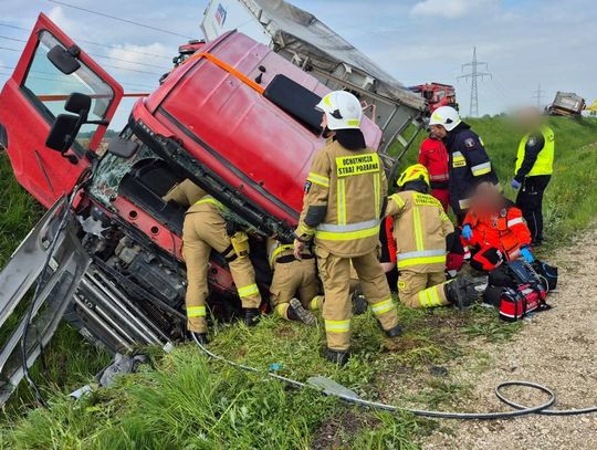 Zderzenie ciężarówek na DW964 pod Szczurową. Lądował śmigłowiec LPR, droga była zablokowana [FOTO]