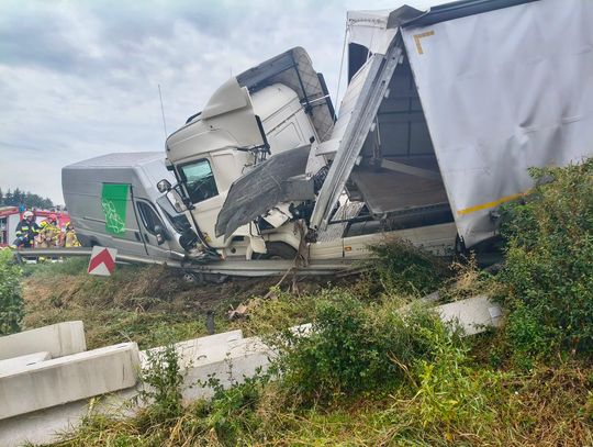 Zderzenie ciężarówki z busem w Łazanach. Dwie osoby trafiły do szpitala [FOTO]