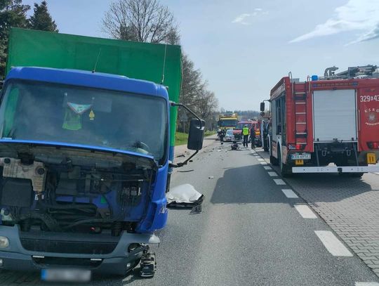 Zderzenie ciężarówki z osobówką na trasie Kraków-Olkusz (ZDJĘCIA)