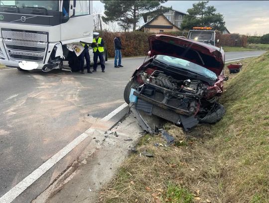 Zderzenie ciężarówki z samochodem osobowym na serpentynach w Tymowej [FOTO]