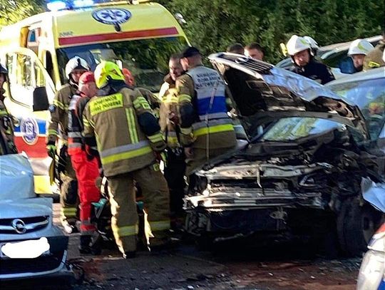 Na zdjęciu miejsce czołowego zderzenia dwóch samochodów w Bolechowicach