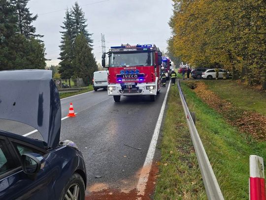Zderzenie czterech samochodów na DK52 w Krzywaczce. Jedna osoba poszkodowana