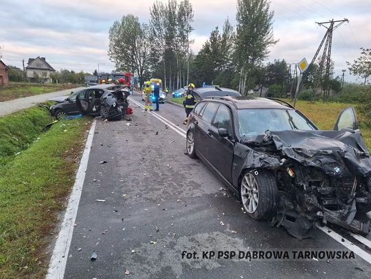 Zderzenie dwóch aut na DW982 w Borkach. Dwie osoby trafiły do szpitala [ZDJĘCIA]