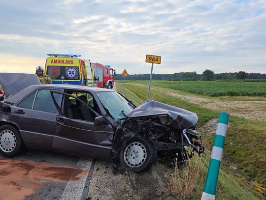 Zderzenie dwóch aut na obwodnicy Szczurowej. Dwie osoby trafiły do szpitala [FOTO]