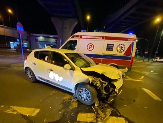 Na zdjęciu miejsce wieczornego wypadku na skrzyżowaniu w Krakowie i rozbity samochód