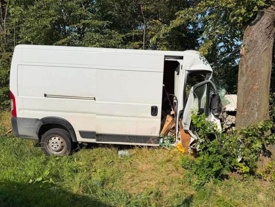 Zderzenie dwóch pojazdów w Liszkach. Jedna osoba zakleszczona, droga zablokowana