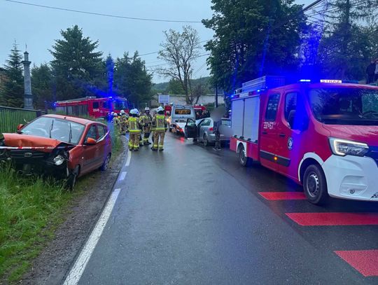 Siedlec, gmina Krzeszowice, na sygnale, wypadek drogowy, zderzenie samochodu, akcja ratunkowa, akcja ratownicza