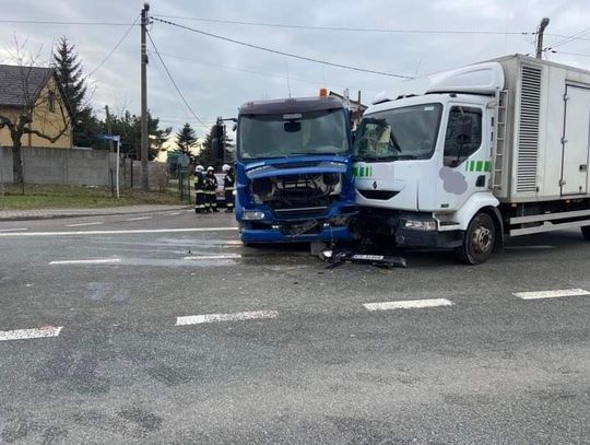 Zderzenie dwóch ciężarówek na trasie Kraków - Olkusz (ZDJĘCIA)