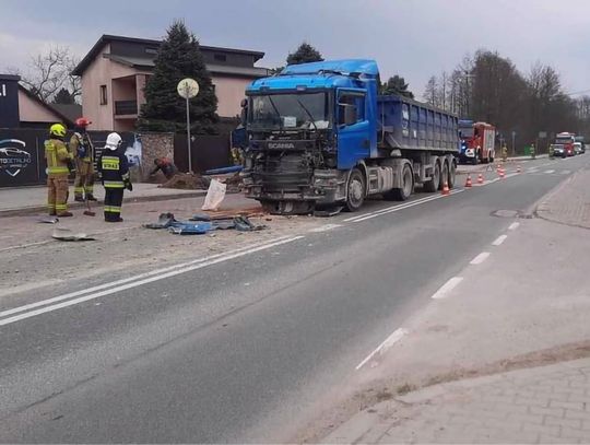 Na zdjęciu rozbity samochód ciężarowy po wypadku w Zabierzowie