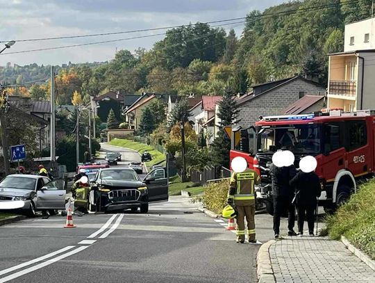 Zderzenie dwóch osobówek w Bochni. Dwie osoby poszkodowane Bochnia, wypadek drogowy, akcja ratunkowa, paraliż komunikacyjny, na sygnale, powiat Bocheński, wypadek w Bochni