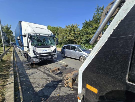 wypadek na ulicy Nowohuckiej, na sygnale, wypadek drogowy, wypadek w Krakowie, wypadek na ulicy Nowohuckiej, zderzenie ciężarówek