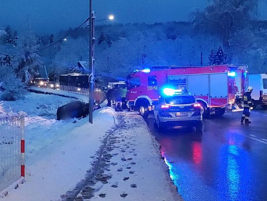 Białka, dk28, droga krajowa w Białce, wypadek w miejscowości białka, powiat suski, akcja ratunkowa, zimowe warunki, zderzenie dwóch samochodów osobowych