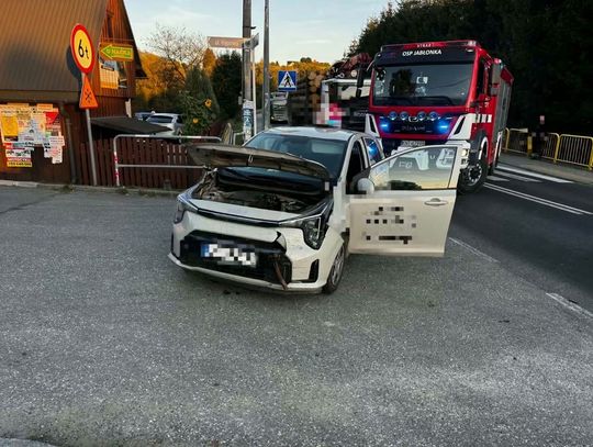 Zderzenie dwóch samochodów na DW957 w Jabłonce. Jedna osoba poszkodowana [FOTO]
