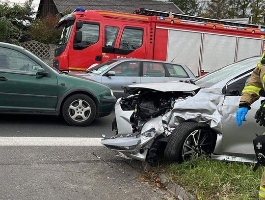 Rozbity samochód po zderzeniu w miejscowości Sieniczno