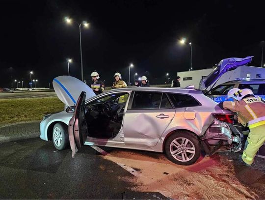 Na zdjęciu jeden z rozbitych pojazdów podczas zdarzenia na trasie S7 przy MOP Widoma