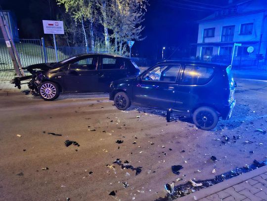 Zderzenie dwóch samochodów na ulicy Łukasińskiego w Wolbromiu [ZDJĘCIA]