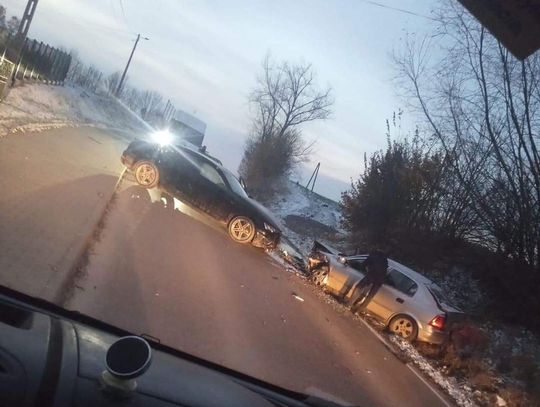 Na zdjęciu miejsce zderzenia dwóch samochodów osobowych w miejscowości Posądza
