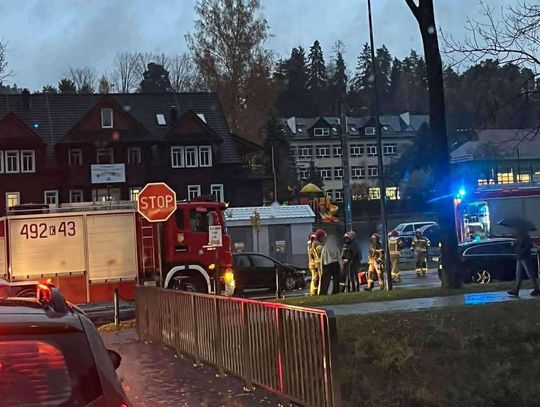 Zderzenie dwóch samochodów osobowych na ulicy Jana Pawła II w Rabce-Zdroju Zderzenie dwóch samochodów osobowych na ulicy Jana Pawła II w Rabce-Zdroju