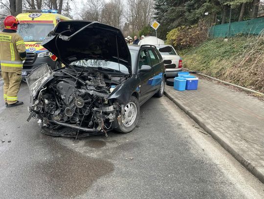wypadek w Gnojniku, na sygnale, wypadek drogowy, zderzenie dwóch samochodów osobowych, na sygnale, akcja ratunkowa