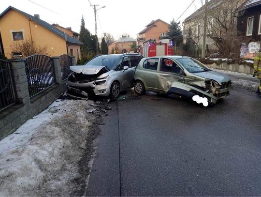 Na zdjęciu miejsce zderzenia samochodów osobowych w Skrzeszowicach