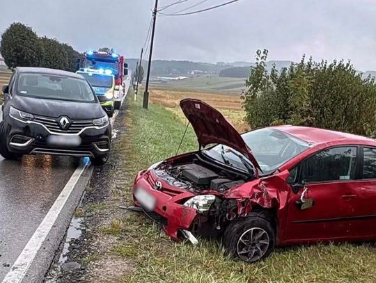 Zderzenie dwóch samochodów w Podchybiu. Jedno auto wypadło z drogi