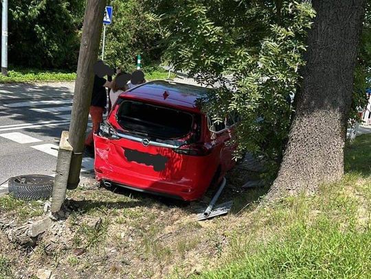 Na zdjęciu uszkodzony samochód osobowy, biorący udział w wypadku na terenie miejscowości Ratajów