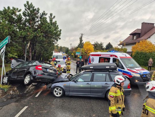 Zderzenie dwóch samochodów w Świątnikach Górnych. Jedna osoba trafiła do szpitala