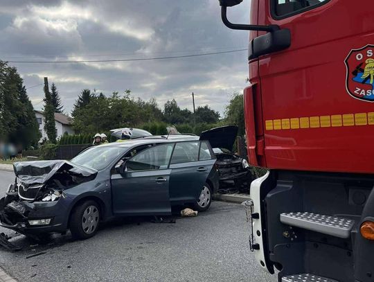 Zasole, wypadek w powiecie oświęcimskim, pogotowie ratunkowe, straż pożarna, Brzeszcze, funkcjonariusze policji, poszkodowana osoba