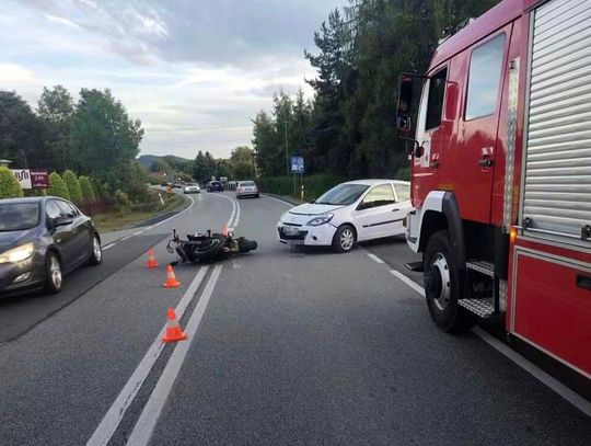 Zderzenie motocykla z osobówką na DK75 w Czchowie. Motocyklista w szpitalu