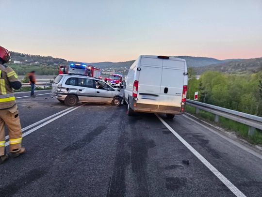 Tarnawa Dolna, powiat Suski, wypadek drogowy, na sygnale, akcja ratunkowa, zderzenie samochodów