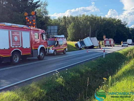 Zderzenie na DK73 w Brniu. Dostawczak wpadł do rowu po uderzeniu w osobówkę