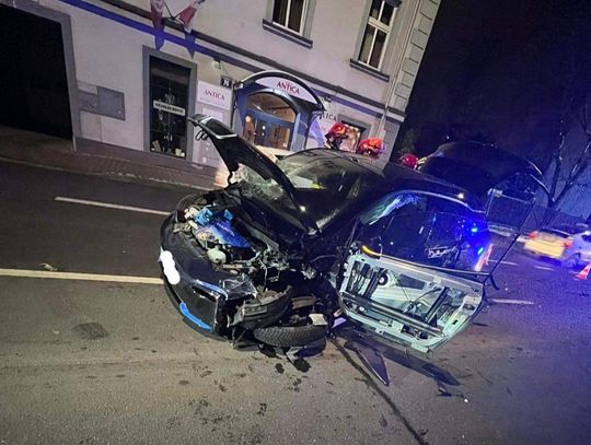 Na zdjęciu jeden z rozbitych samochodów podczas zderzenia na ulicy Czarnowiejskiej w Krakowie