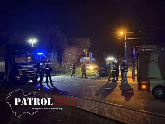 Wielmoża, powiat krakowski, wypadek drogowy, zderzenie osobówki z ciężarówką, akcja ratunkowa, akcja ratownicza