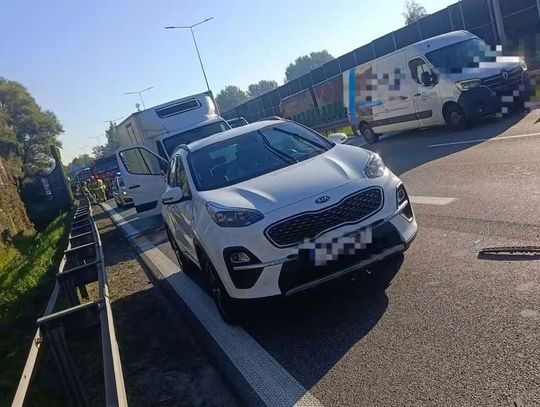 Zderzenie osobówki z dostawczakiem na A4. Jedna osoba w szpitalu [ZDJĘCIA]