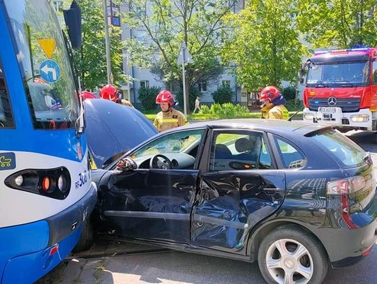 Na zdjęciu miejsce zderzenia osobówki z tramwajem na Alei Pokoju w Krakowie