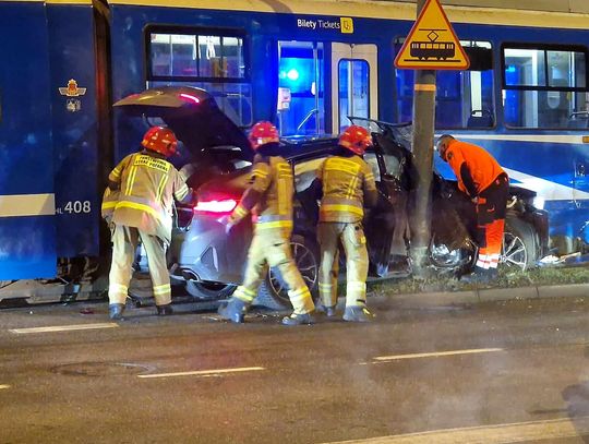 Kraków, Mogilska, cystersów, zderzenie tramwaju samochodem osobowym, wypadek w Krakowie, zderzenie samochodu z tramwajem