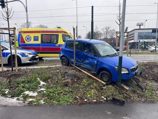 Na zdjęciu samochód osobowy, który zderzył się z tramwajem na ulicy Siewnej w Krakowie