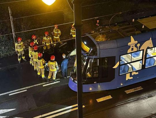 Zderzenie osobówki z tramwajem na ulicy św. Gertrudy w Krakowie [FOTO]