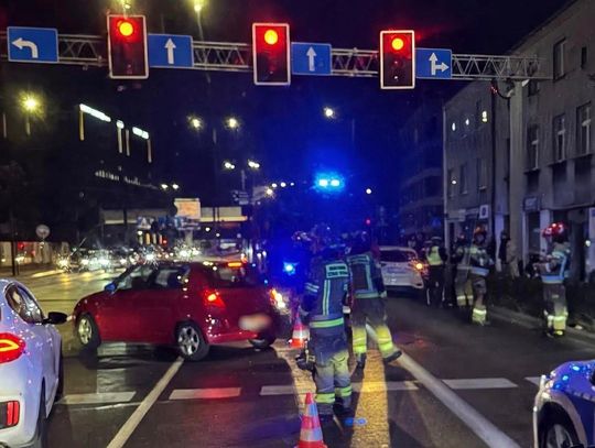Zderzenie osobówki ze skuterem na skrzyżowaniu al. 29 Listopada i Opolskiej w Krakowie [FOTO]