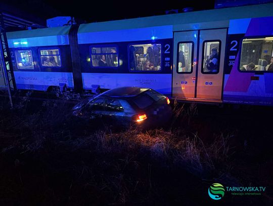 Tarnów, na sygnale, zderzenie samochodu z pociągiem, dramatyczny wypadek na torach, akcja ratunkowa