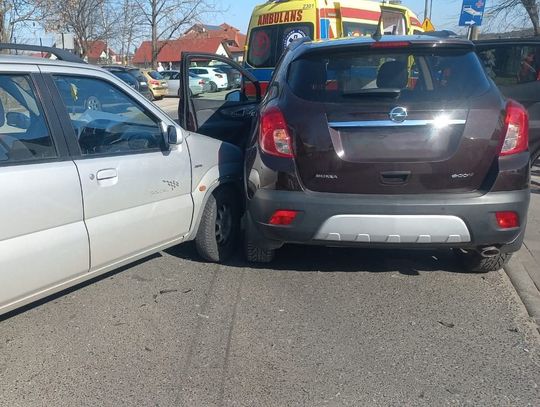 Olkusz, aleja tysiąclecia, wypadek w Olkuszu, zderzenie samochodu w Olkuszu, powiat olkuski, skręt do Lidla, kolizja dwóch samochodów