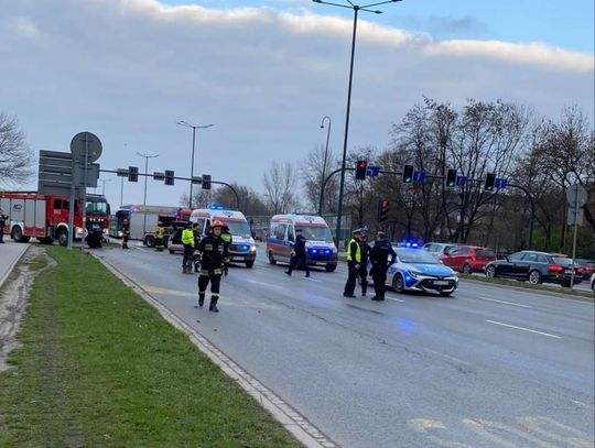 Na zdjęciu miejsce zderzenia radiowozu Policji z taksówką na ulicy Bora Komorowskiego w Krakowie